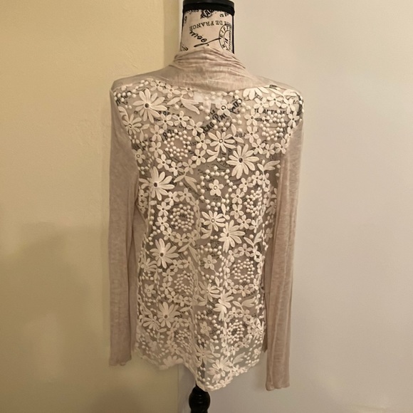 🤍👚 Iva Oatmeal White Light Sweater/Shrug W/Floral Lace Open Back Size L - Picture 3 of 6
